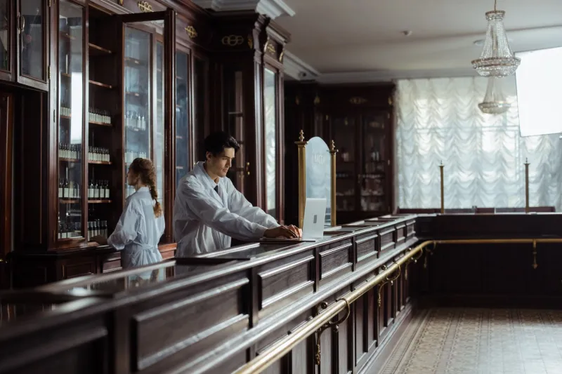 Words That Work: A Practical Phrase Guide for Communicating with Istanbul Duty Pharmacists